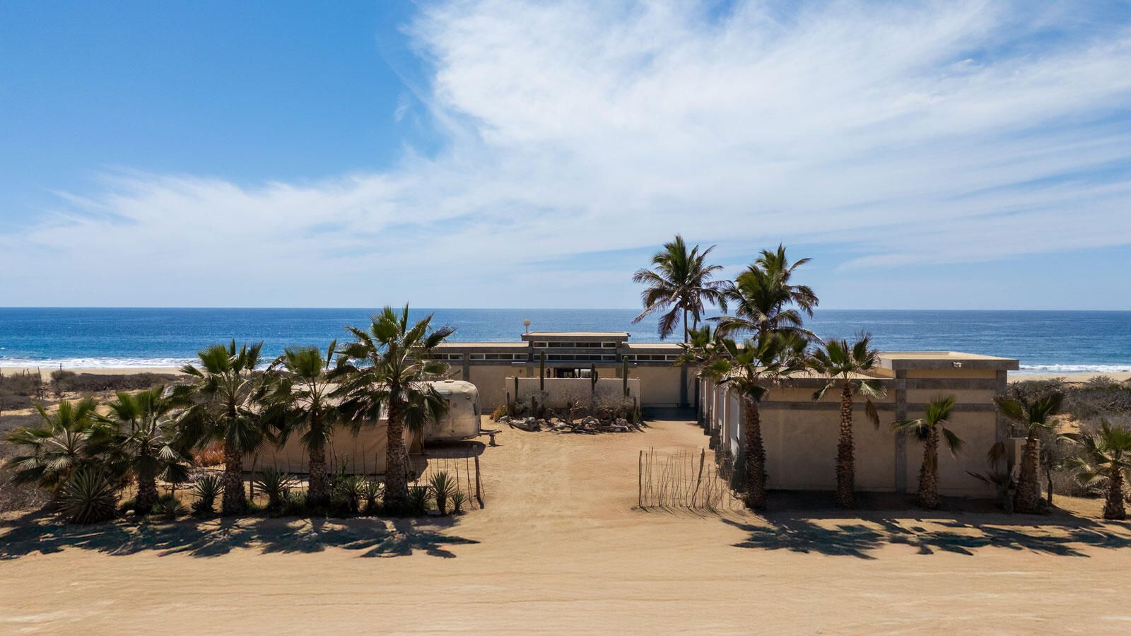 Los Cabos Pescadero This 1 Bedroom/3 Bathroom beachfront home set on the stunning beach in the El Gavilan area of Pescadero features breathtaking – Salty's Beach House, Pacific, Pacific, BS